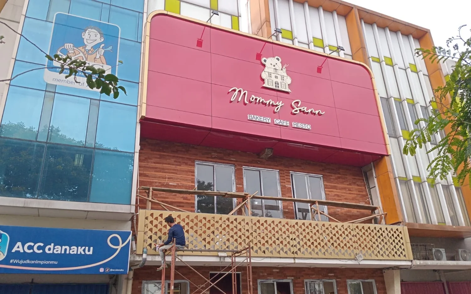 Fasad dan logo Mommy Sann, Karawang